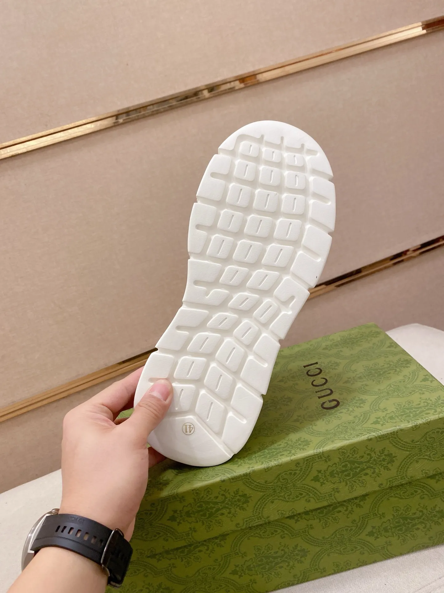 Factory price 400💰New GUCCI (Gucci) counters are on the market at the same time, new men's shoes, 😘fabrics are selected imported cowhide, lining: sheepskin lining. 👍🏿 High-end ☄️ air-cushion molded anti-slip rubber outsole, exquisite lines, simple and elegant, comfortable and high-end for leisure travel. Code number: 38 to 44 (45 can be customized and cannot be returned or exchanged)
